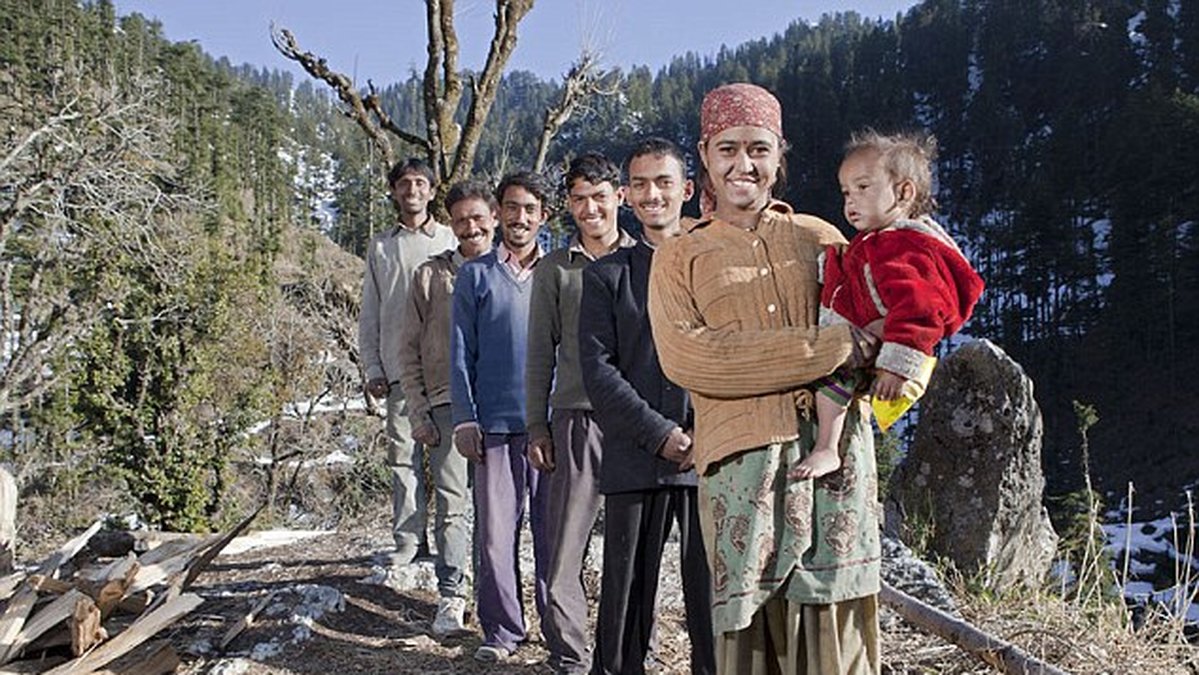 Rajo Verma med sina fem makar - och deras gemensamma barn.